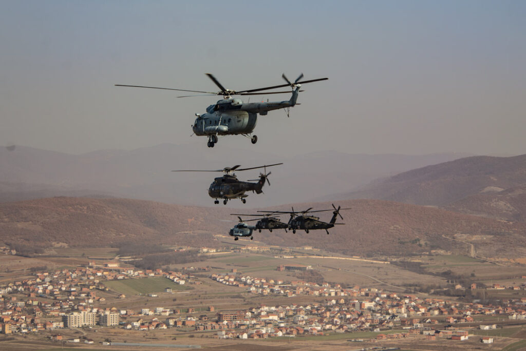 KFOR jep detaje për stërvitjet me helikopterë që u realizuan në disa qytete të Kosovës