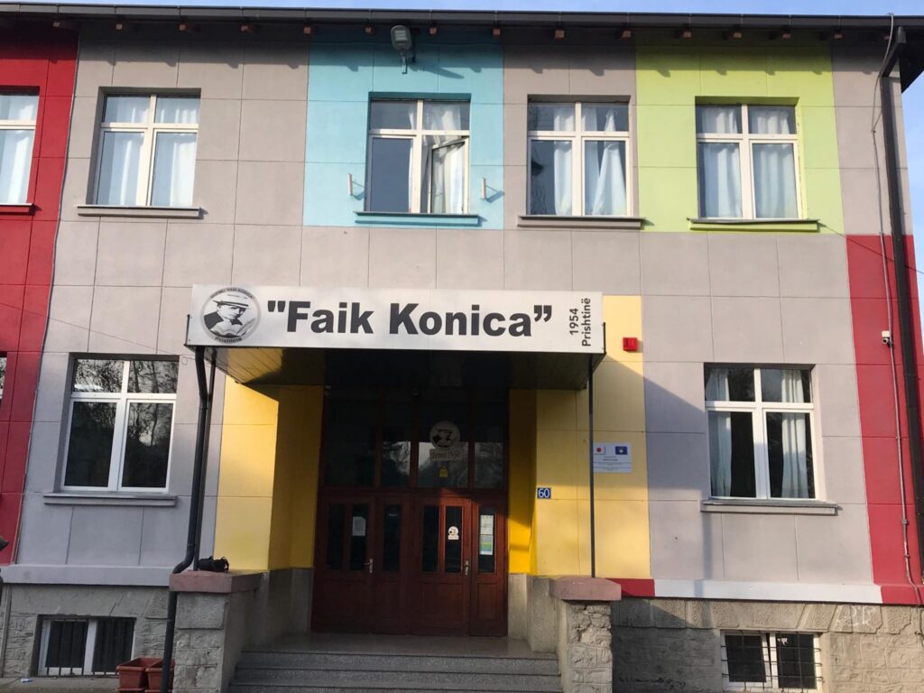 Prindërit s’presin nga Komuna e Prishtinës, angazhohen për rregullimin e shkollës “Faik Konica”