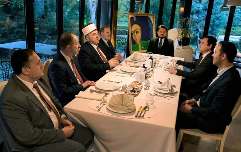 Kryeministri Albin Kurti pritën sonte në iftar Myftiun Naim Tërnava